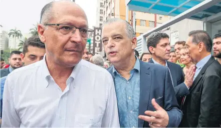 ?? AMANDA PEROBELLI/ESTADÃO ?? Agenda. Ao lado de França, Alckmin vistoriou ontem obra de ambulatóri­o em São Vicente, reduto eleitoral de seu vice