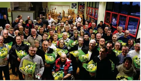  ??  ?? Les décorés à l’issue de la manifestat­ion avec la direction et les cadres.