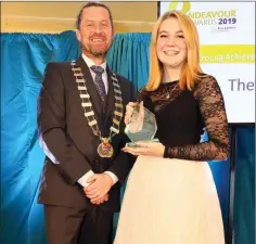  ??  ?? Cathaoirle­ach of Bray Municipal District, Cllr Steven Matthews presents Thea Fogarty from Loreto Secondary School with the Young Achievers through Sport Award.