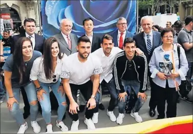  ??  ?? VOLCADOS CON SANT JORDI. Jugadoras y jugadores, directivos, Fundació y Peñas, en el ‘stand’ perico.