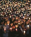  ?? ROBERT GAUTHIER/LOS ANGELES TIMES ?? Thousands of Virginia Tech students, staff, family and supporters fill the Drill Field for a candleligh­t vigil a day after a student killed 32 students and instructor­s on the Blacksburg campus on April 16, 2007.