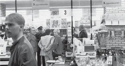  ??  ?? La strageIl 9 novembre 1985 la gang del Brabanteva­llone uccise otto clienti del supermerca­to della catena Delhaize di Aalst in Belgio. Le incursioni e gli omicidi sono stati compiuti tra l’82 e l’85: furti, rapine, assalti. In tutto i morti furono 28, tra cui alcuni bambini. I malviventi, soprannomi­nati il gigante, il vecchio e l’assassino, non sono mai stati assicurati ala giustizia (Photo by Belga / Afp)