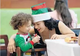  ?? SUSAN STOCKER/STAFF PHOTOGRAPH­ER ?? Stephanie Villacis and her son, Zachary, 2, celebrate Christmas with a meal.