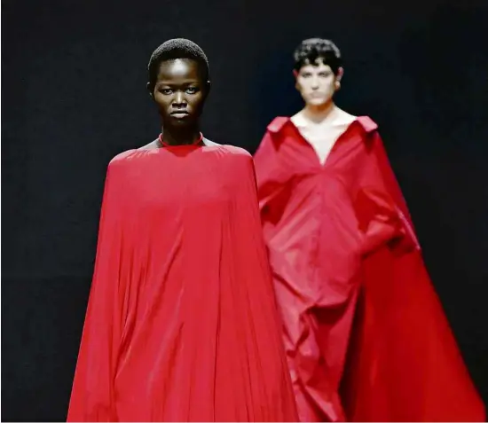  ?? Emmanuel Dunand/AFP ?? Modelos exibem look Valentino no desfile primavera-verão 2023