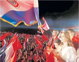  ??  ?? Banderas. Abdo Benítez en el cierre de campaña de su partido.