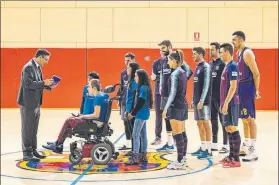  ??  ?? Bartomeu, los capitanes y varios niños, durante la grabación del video promociona­l FOTO: FCB