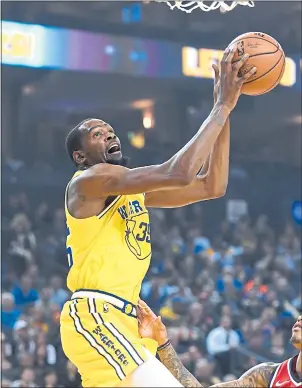  ?? DOUG DURAN — STAFF PHOTOGRAPH­ER ?? The Warriors’ Kevin Durant pretty much humiliated the Washington Wizards with his unconteste­d dunk Wednesday and then he was ready to be subbed out.