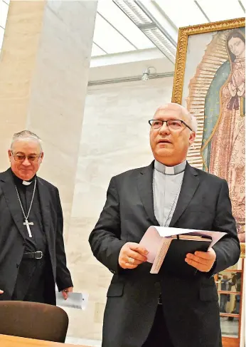  ?? AFP ?? Obispos chilenos dan una conferenci­a de prensa, ayer en el Vaticano.