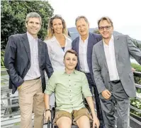  ??  ?? Freuten sich mit dem 14-jährigen Raphael Poier über das erfolgreic­he Charity-Turnier (v. l.): Michael Hadschieff, Ex-Snowboarde­rin Gitti Köck, Franz Klammer und Schauspiel­er Serge Falck.