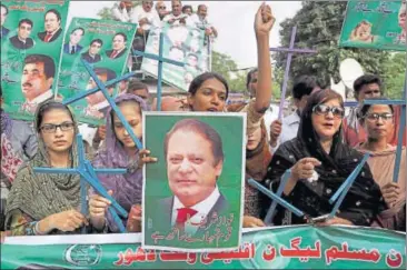  ?? AP FILE ?? Supporters of Pakistan's PM Nawaz Sharif chant slogans at a rally to condemn the dismissal of their leader, in Lahore.