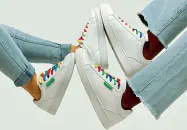  ??  ?? United colors ai piedi
La collezione di sneakers prodotte dalla vicentina Ubc per Benetton