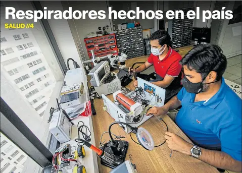  ?? Enrique pesántes/ el comercio ?? •
Carlos Villacís (izq.) y Háridas Mederos, de Open Venti, fabrican ventilador­es mecánicos, para pacientes críticos.