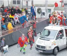  ??  ?? Die Bludenzer Narren sind in Wangen gern gesehene Gäste und sie ließen es vor der Ehrentribü­ne richtig krachen.