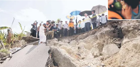  ??  ?? Guterres (centre) and his entourage visit soil liquefacti­on-hit Balaroa village in Palu. — AFP photo