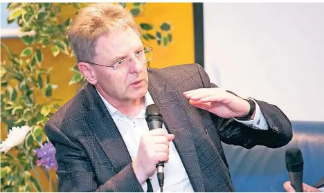  ?? ARCHIVFOTO: ANJA TINTER ?? Wünscht im Namen der Grevenbroi­cher Wirtschaft ein rasches Wiederhoch­fahren: Eberhard Uhlig im Gespräch mit der NGZ.