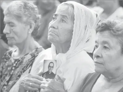  ??  ?? En San Salvador, católicos asistieron a una misa para conmemorar el centenario del natalicio del beato Óscar Arnulfo Romero ■ Foto Afp