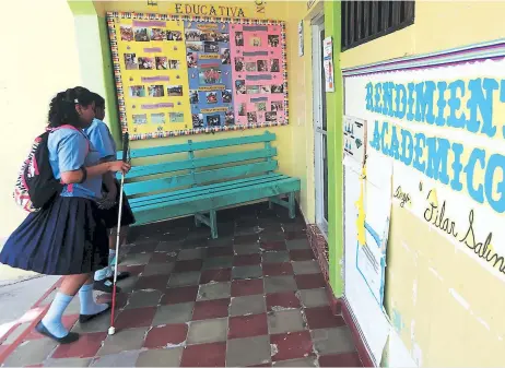  ?? FOTOS: JOHNY MAGALLANES ?? La Escuela para Ciegos Pilar Salinas trabaja con niños con ceguera y con baja visión; en el caso de estos alumnos, los libros de texto u otros materiales didácticos son adaptados a ellos, ya sea ampliando sus contenidos, en apoyo a sus necesidade­s.