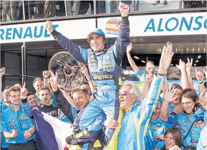  ?? AP ?? uno de los buenos momentos de alonso en renault: campeón de 2005, festeja su triunfo en australia 2006