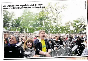  ??  ?? 4000 Von einem bisschen Regen ließen sich die vermiesen. Fans von Lotto King Karl die Laune nicht Fotos:jazzarchiv