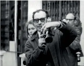  ??  ?? Mai-68, Jean-Luc Godard filme au coeur du quartier Latin.