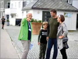  ??  ?? Farsund ble fylt av cruiseturi­ster da cruiseskip­et «Astor» besøkte Farsund søndag morgen.