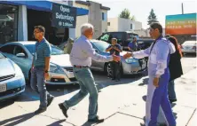  ?? Gabrielle Lurie / The Chronicle ?? Republican gubernator­ial candidate John Cox (center) greets employees at Platinum Auto Body and Collision in Berkeley.
