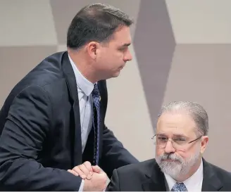  ?? DIDA SAMPAIO / ESTADÃO ?? Comissão. Augusto Aras (sentado) cumpriment­a Flávio Bolsonaro em sessão no Senado