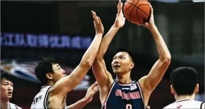  ?? GUO XULEI / XINHUA ?? Yi Jianlian eyes a basket for Guangdong Southern Tigers during their victory over Zhejiang Golden Bulls on July 20.