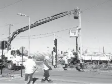  ??  ?? LA EMPRESA A CARGO del alumbrado público realizó los trabajos de reposición durante la mañana de este domingo.