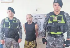  ?? ?? El convicto recapturad­o Juan Carlos Melgarejo, junto con los agentes policiales del Grupo Lince que lo detuvieron.