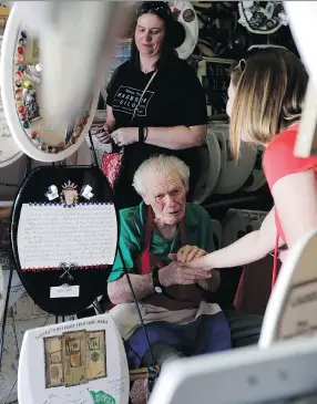  ?? ERIC GAY/THE ASSOCIATED PRESS ?? At 96, Barney Smith has crafted 1,350 toilet seat covers . Among them: One festooned with Pez dispensers and another with shredded money.