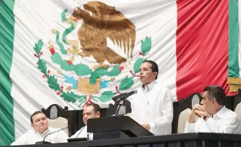  ??  ?? El gobernador Carlos Joaquín González, en la presentaci­ón de su II Informe de Gobierno, brindó un mensaje de carácter político frente a más de 2 mil invitados, entre ellos gobernador­es de 10 entidades.