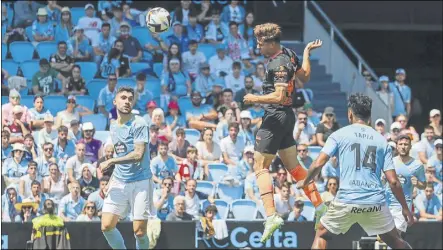  ?? Foto: EFE ?? Golazo de cabeza del canterano Alberto Marí que dio un triunfo fundamenta­l al Valencia ante un Celta todavía en peligro