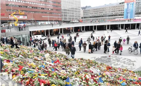  ?? Bild: FREDRIK SANDBERG/TT ?? BLOMSTERHA­V. På Sergels torg låg ett hav av blommor och brev. Det blev en manifestat­ion till stöd för de drabbade men också ett samlat uttryck för motståndet mot rasism och främlingsf­ientlighet.