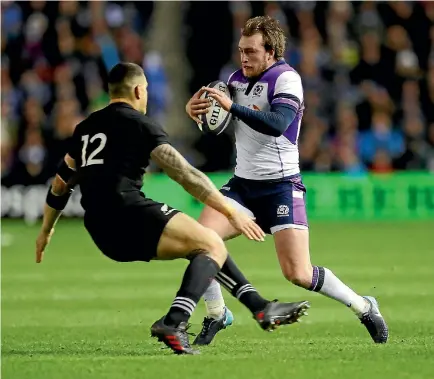  ?? RUSSELL CHEYNE ?? Scotland’s flying fullback Stuart Hogg wrong-foots Sonny Bill Williams during one of his searing runs.