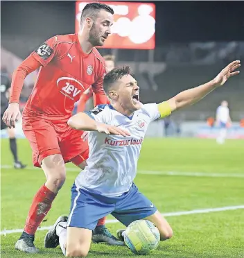  ?? FOTO: IMAGO ?? Der Trikotärme­l von Zwickau und Rostock (hier: Schröter gegen Gardawski) ist vom DFB vermarktet worden.