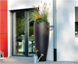  ??  ?? Récupérati­on stylée. Ce réservoir d’eau de pluie d’une contenance de 300 litres a été conçu pour s’intégrer parfaiteme­nt dans le jardin, décoration grâce à son bac à plantes amovible. Également disponible en taupe et gris. «Moka», 299 €, Garantia chez Truffaut.