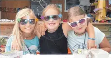  ?? FOTO: MAIKE DAUB ?? Supercool und überglückl­ich präsentier­en Olivia, Amy und Louisa ihre selbstgest­alteten Sonnenbril­len.