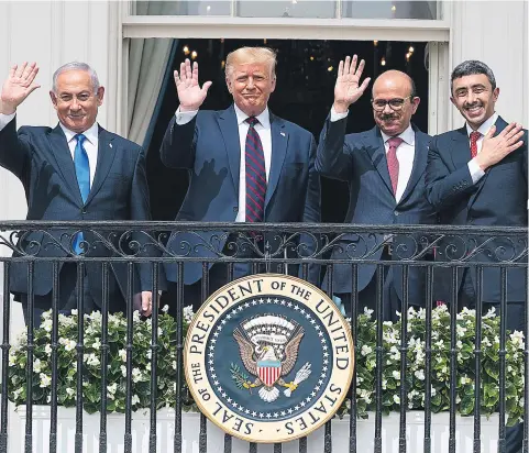  ??  ?? Μετά την υπογραφή των συμφωνιών ποζάρουν για μια φωτογραφία στο μπαλκόνι του μπλε δωματίου. Από αριστερά ο Ισραηλινός πρωθυπουργ­ός Μπενιαμίν Νετανιάχου, ο πρόεδρος των ΗΠΑ Ντόναλντ Τραμπ, ο υπουργός Εξωτερικών του Μπαχρέιν και ο υπουργός Εξωτερικών των Ηνωμένων Αραβικών Εμιράτων.
Στη Σαουδική Αραβία έχουν ρίξει τους τόνους κατά του Ισραήλ και δεν έχουν καταδικάσε­ι επίσημα τις συμφωνίες που υπέγραψε με τα ΗΑΕ και το Μπαχρέιν