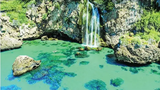  ??  ?? Vista de la impresiona­nte Playa de Maro, de aguas cristalina­s