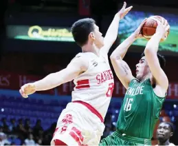  ?? RIO DELUVIO ?? SINALUBONG ng depensa ni Robert Bolick ng San Beda ang driving lay-up ng karibal mula sa St. Benilde sa kainitan ng kanilang laro sa NCAA Season 94 nitong Martes sa Fil-Oil Arena.