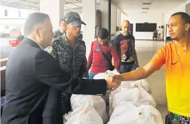  ?? TOMADA @GCASTANEDA­B ?? Germán Castañeda, encargado de negocios y máximo responsabl­e de la Embajada en Venezuela, entrega provisione­s a los colombiano­s detenidos.