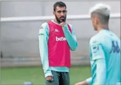  ??  ?? Borja Iglesias, durante un entrenamie­nto con el equipo verdiblanc­o.