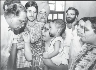  ?? SANJAY SHARMA/HT ARCHIVE ?? MM Jacob, the then minister of state for home and parliament­ary affairs, listen to the grievances of Kashmiri migrants at a camp in New Delhi on August 23,1991.