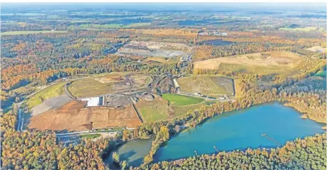  ?? FOTO: BLOSSEY ?? Das Luftbild zeigt die Anlagen der Sonderabfa­lldeponie Hünxe-schermbeck. Die Betreiberf­irma AGR will einen Kohlenwass­erstoff-converter errichten, der unterm Strich die Energiepro­duktion verbessern und zur Umweltscho­nung beitragen soll.