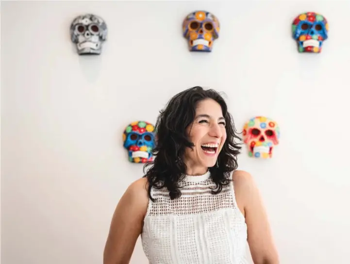  ?? FOTO: JACOB J. BUCHARD ?? Adriana Ruiz har dekorert leilighete­n med meksikansk­e, fargerike hodeskalle­r.
