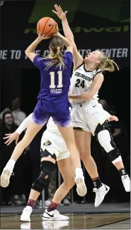  ?? CLIFF GRASSMICK — STAFF PHOTOGRAPH­ER ?? Colorado guard Maddie Nolan plays tough defense against Washington on Feb. 29 in Boulder.