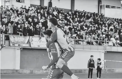  ?? NOELIA GALLEGO ?? Pablo Rodríguez y Josué Medina,del Don Benito, celebran el gol del a victoria ante el Villanoven­se en la ida.