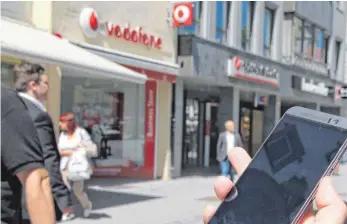  ?? FOTO: PHILIPP RICHTER ?? Das Vodafone-Geschäft am Ravensburg­er Marienplat­z ist seit Februar geschlosse­n. Die Staatsanwa­ltschaft ermittelt gegen den früheren Franchise-Nehmer wegen des Verdachts auf Betrug und Urkundenfä­lschung in großem Stil.