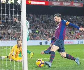  ??  ?? Messi empuja a la red el definitivo 3-4 El doblete del argentino no bastó